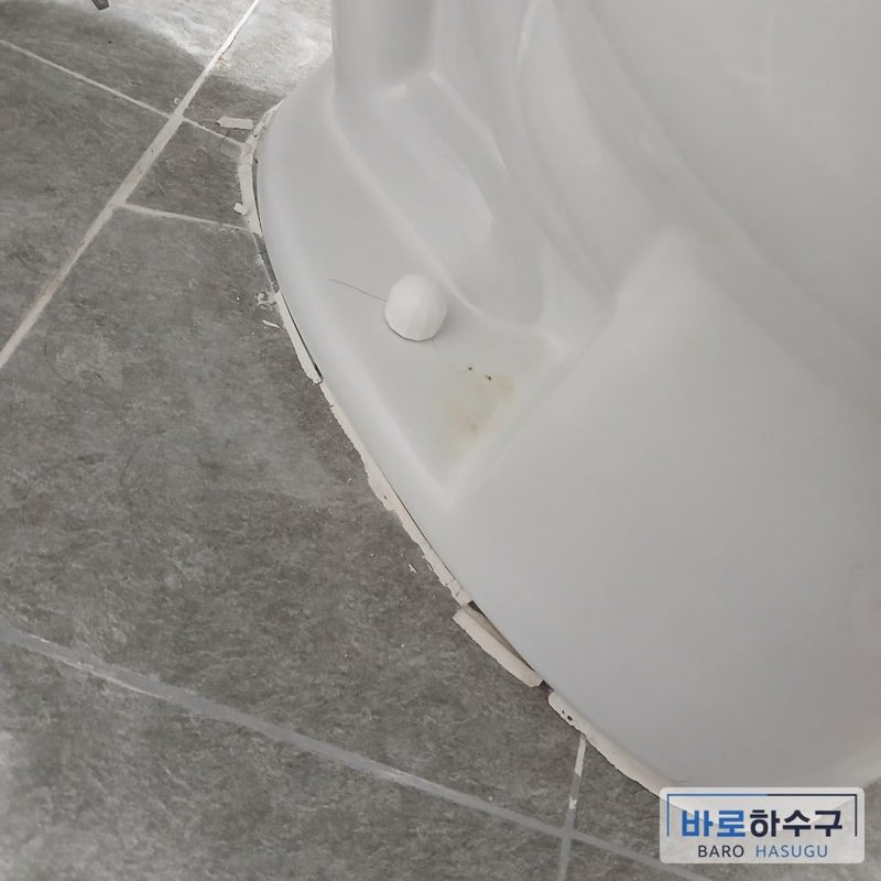 수원 변기 작업 전, 뒤쪽 백시멘트가 떨어져 나가 바닥 타일이 드러난 상태
