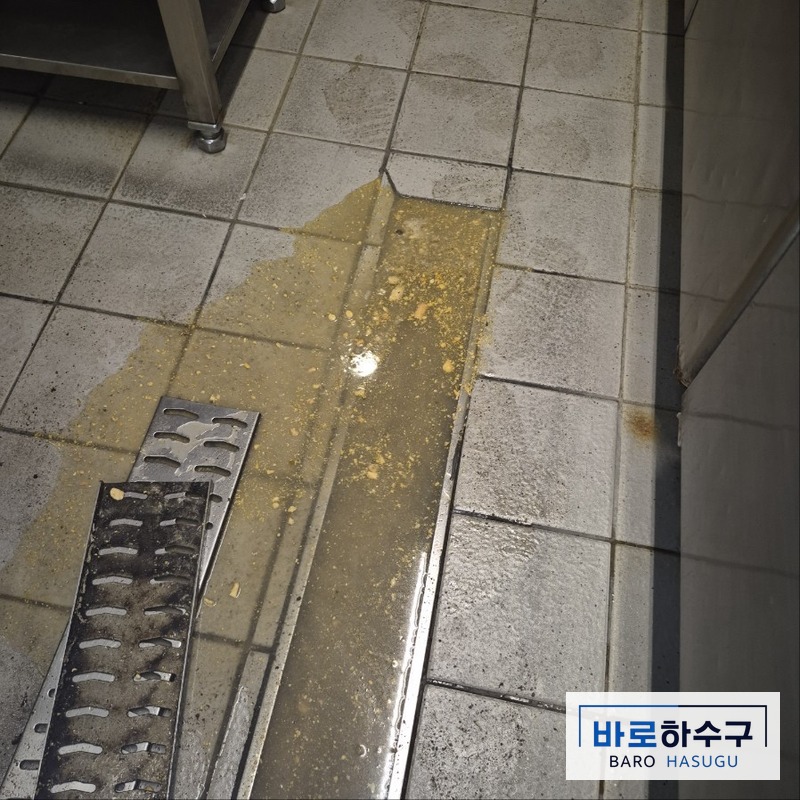 수원시 집수정 뚜껑을 열고 점검