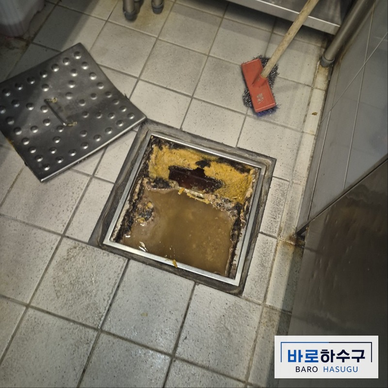 수원시 굳은 기름이 붙은 배관 내시경 화면