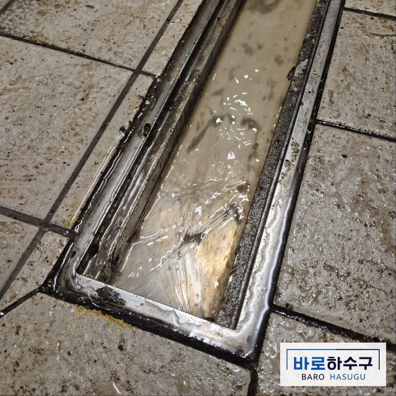 수원 식당 하수구막힘 작업 후, 맑은 물이 흐르는 주방 바닥 트렌치