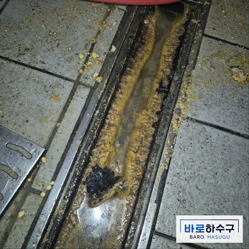 수원 식당 하수구막힘 작업 전, 누런 기름때가 덮이고 물이 고인 주방 바닥 트렌치